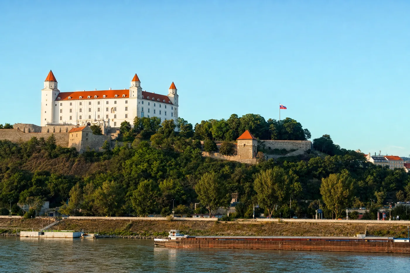 Slovakia – tunnettu maamerkki ja maan lippu